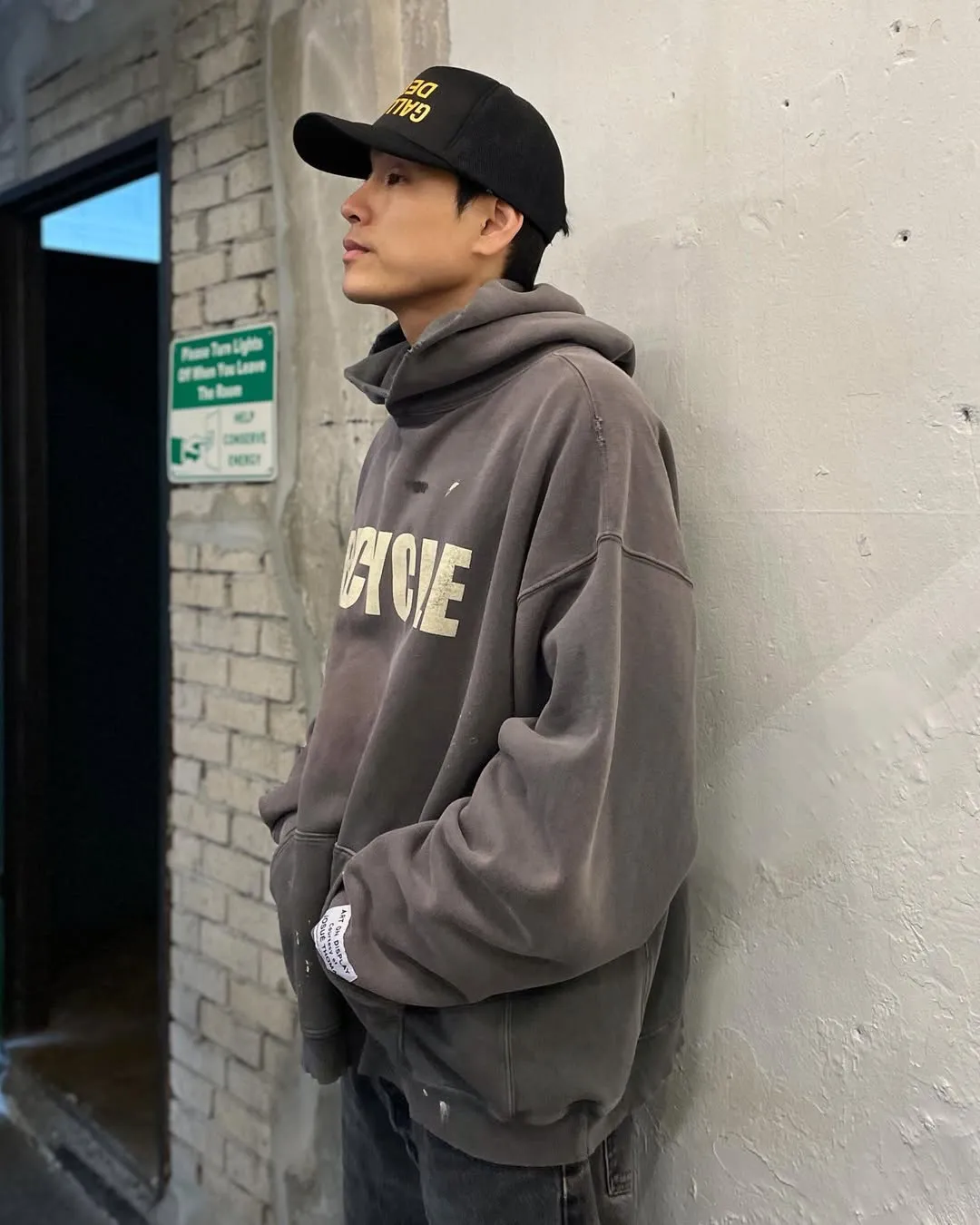 GALLERY DEPT. 90'S RECYCLE HOODIE WASHED BLACK 90'S washed hoodie with distressed eco-friendly slogans. Washed black S-XL. Ready-made garments are washed and dyed again. Multiple spots throughout the body are spray-faded. The ribs are cut and worn.
